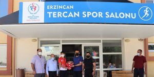 Kaymakamdan genç güreşçilere hediye