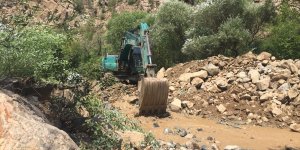 Erzurum'da taşkında zarar gören dere istinat ve su durdurma duvarları onarılıyor