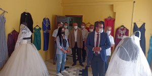 İzmirli hayırsever kadınlar maddi durumu zayıf çiftler için gelinlik ve damatlık mağazası açtı
