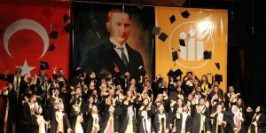 Diş hekimi öğrencilerinin mezuniyet sevinci
