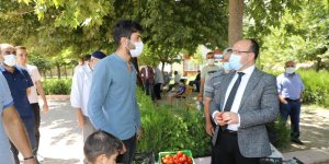 Vali Yırık'tan vatandaşlara anlamlı jest: Tezgahtaki ürünleri alıp halka ikram etti