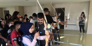 Ardahanlı öğrenciler yay gerip ok attılar
