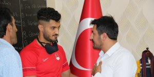 Tokyo'dan dönen Milli Boksör Bayram Malkan, çiçekle karşılandı