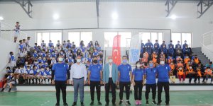 Tuşba Belediyesinden sporculara malzeme desteği
