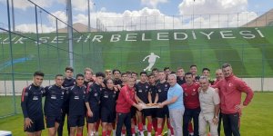 Taşkesinligil Milli sporcuları ziyaret ederek tatlı ikram etti
