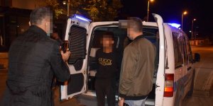 Malatya'da gasp ettikleri araçla polisten kaçarken kaza yapan şüpheliler kıskıvrak yakalandı