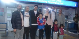 Avrupa ikincisi oldu çiçekle karşılandı