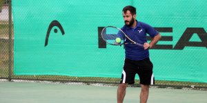 Kortların tek kollu tenisçisi azmiyle engelli bireylere örnek oluyor