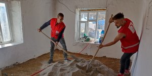 Yalnız yaşayan Zahide Teyze'nin evi onarılıyor