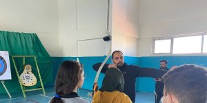 Ok atıp yay germeyi öğretti