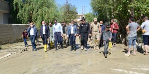 Van'ın Tuşba Belediye Başkanı Akman, taşkın bölgesini inceledi