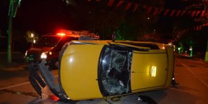Malatya'da ticari araç yan yattı, sürücü araçta sıkıştı