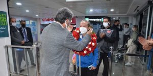 Avrupa Şampiyonu olan Aktaş çiçeklerle karşılandı