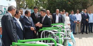 Muş'ta çiftçilere süt sağım makinesi ve yonca tohumu dağıtıldı