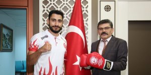 Dağdeviren'e şampiyon eldivenler hediye