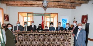 Tuşba Belediyesinin kilim-halı atölyesi kursiyerleri sertifikalarını aldı