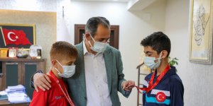 Başkan Tanış şampiyon karatecileri kabul etti