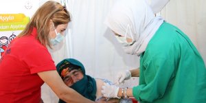 Aşı olmaktan korkan Güllü ninenin hemşire ile diyaloğu güldürdü