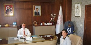 Göçük arama ve kurtarma robotu üreten öğrenci Müdür Kökrek’i ziyaret etti