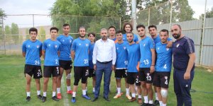 Bir dönem tribünlerden desteklediği takımını şimdi başkan olarak yaşatmaya çalışıyor