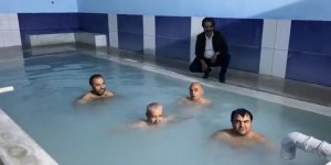 Kaymakam, havuza girip vatandaşları kaplıcalara davet etti