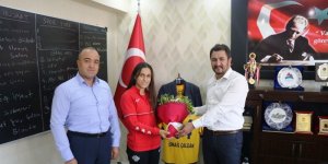 Altın madalya kazanan Kader Çelik, Ağrı’da çiçeklerle karşılandı