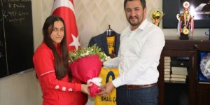 Golbol Kadın Milli Takımı oyuncusu Kader Çelik, memleketi Ağrı'da çiçeklerle karşılandı