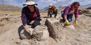 Çavuştepe Kalesi'nde bulunan 45 urne arkeologlarca mercek altına alındı