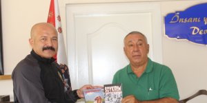Ünsal, “Soykırım” ve “Yüreğim Erivanda kaldı” romanını emniyet müdürüne hediye etti