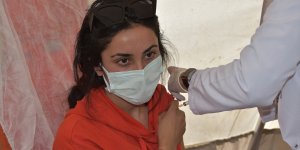Köy köy dolaşıp aşı yapan sağlık ekipleri Kars'ı 'mavi' kategoriye taşıdı