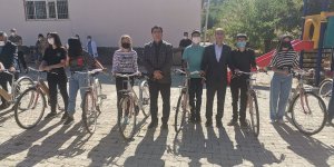 Sivrice Belediye Başkanı Gündoğan, başarılı öğrencilere bisiklet hediye etti
