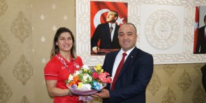Milli sporcu Çelik Ağrı’da çiçeklerle karşılandı