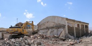 Diyadin’de metruk binalar yıkılıyor