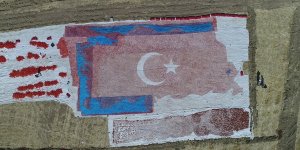 Elazığ'da mevsimlik işçiler kurutmalık domateslerle ay yıldızlı Türkiye haritası yaptı