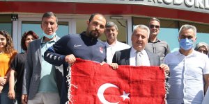 Hancı çiçeklerle karşılandı