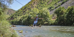 Munzur Çayı üzerine kurulan "zipline" adrenalin tutkunlarının vazgeçilmezi oldu