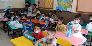 Ağrı'da selden etkilenen çocukların yüzü hayırseverlerin yardımlarıyla güldü