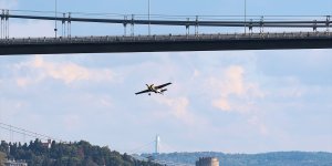 İtalyan gösteri pilotu Dario Costa, kırdığı dünya rekorunu İstanbul Boğazı'ndaki şovuyla kutladı