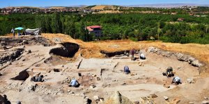 Arslantepe Höyüğü'nde 24 mezar ile 6 ev kalıntısı bulundu