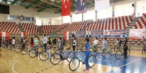 Gençlik ve Spor Bakanı Kasapoğlu Ağrı'da öğrencileri sevindirdi