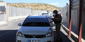 Bingöl'de mobil sağlık ekipleri, jandarma kontrol noktasında sürücü ve yolcuları aşılıyor