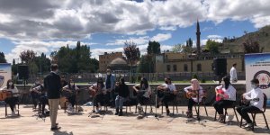 Kars'ta öğrenciler mini konser verdi