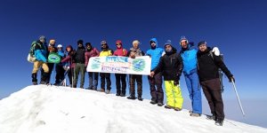 Ağrı Dağı'na tırmanıp, Van Gölü ve küresel ısınmaya dikkat çektiler