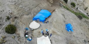 (Özel) Erzincan'ın sarp dağlarını aşan sağlıkçılar 2 bin 800 rakımlı Geyikli Yaylasında göçerleri aşıladı