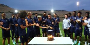 Takım arkadaşlarından Adem Büyük'e doğum günü kutlaması