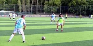 Çatak'ta sağlık çalışanlarına destek için dostluk maçı düzenledi