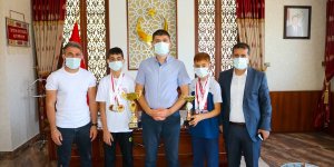 Gürpınar Kaymakamı Fatih Kayabaşı, Vanlı şampiyonları ağırladı