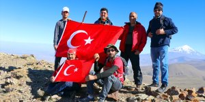 Dağcılar 29 Ekim Cumhuriyet Bayramı'nı Iğdır'daki Mezra Dağı zirvesinde kutladı