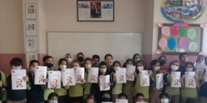 Minikler Cumhuriyetin ilan edileceğini bildiren gazete çıkardı