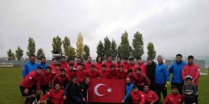 Elazığspor, 29 Ekim'i Türk bayrağı açarak kutladı